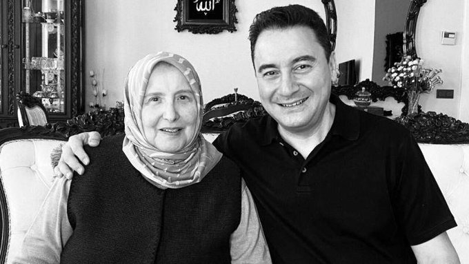 1 ay önce babasını kaybeden Ali Babacan'ın annesi de hayatını kaybetti