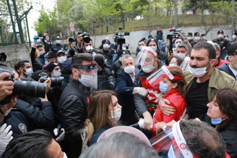1 Mayıs nedeniyle basın açıklaması yapmak isteyen DİSK'liler gözaltına alındı