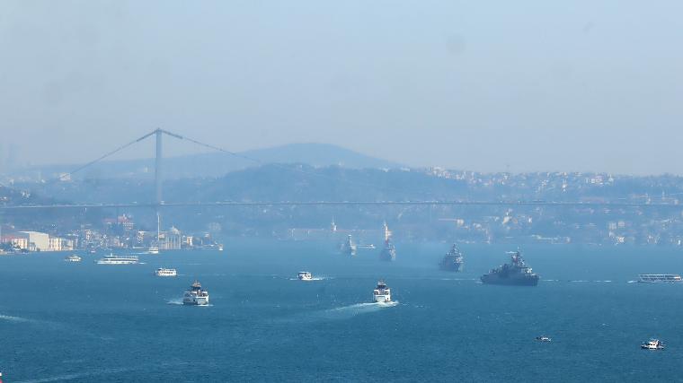 103 savaş gemisi aynı anda İstanbul Boğazı'nda