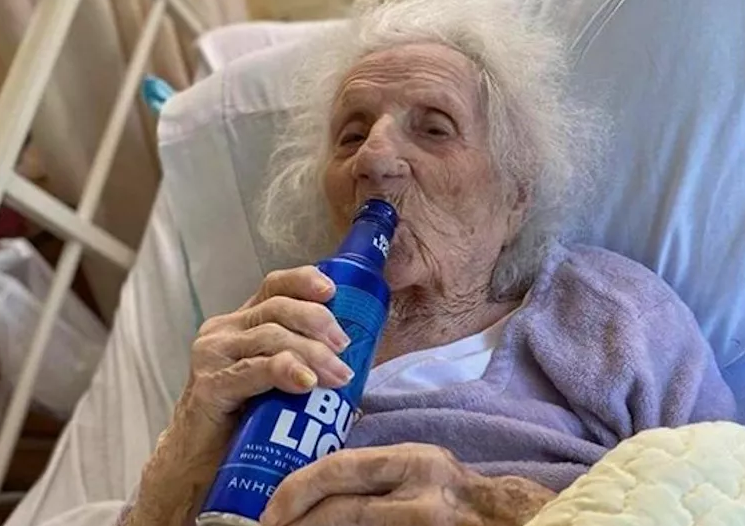 103 yaşında koronavirüsü yendi, bira istedi
