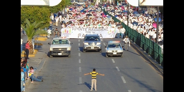 12 yaşındaki çocuk, 11 bin LGBT karşıtı protestocunun karşısında durdu!