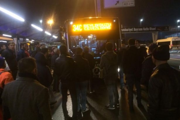 1,5 saat metrobüs bekleyen yolcular eyleme başladı