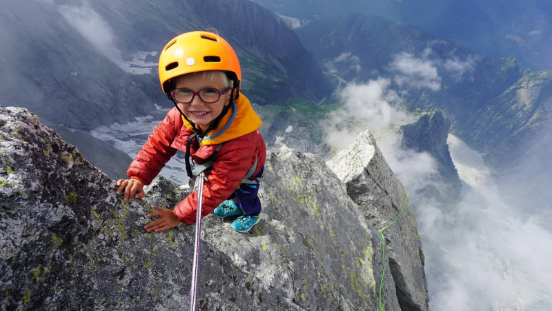3 yaşındaki çocuk 3308 metre yükseklikteki Piz Badile dağına ulaştı