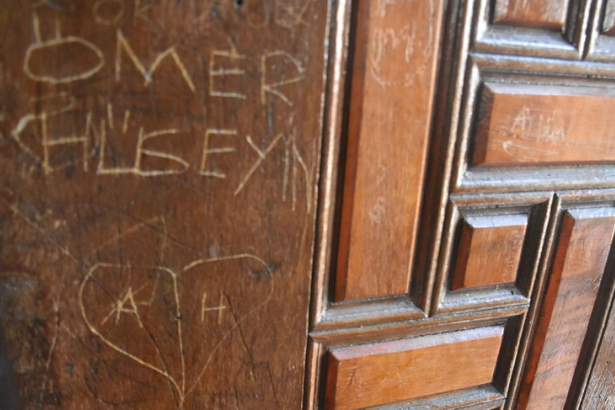 500 yıllık Selimiye Camii’nin kapılarına isimlerini yazdılar: Soruşturma açıldı