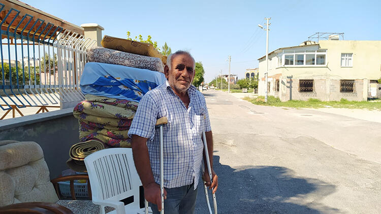 63 yaşındaki engelli şahıs, eşyalarıyla sokakta kaldı