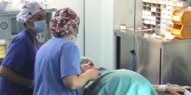 64 yaşındaki kadın ikiz doğurdu