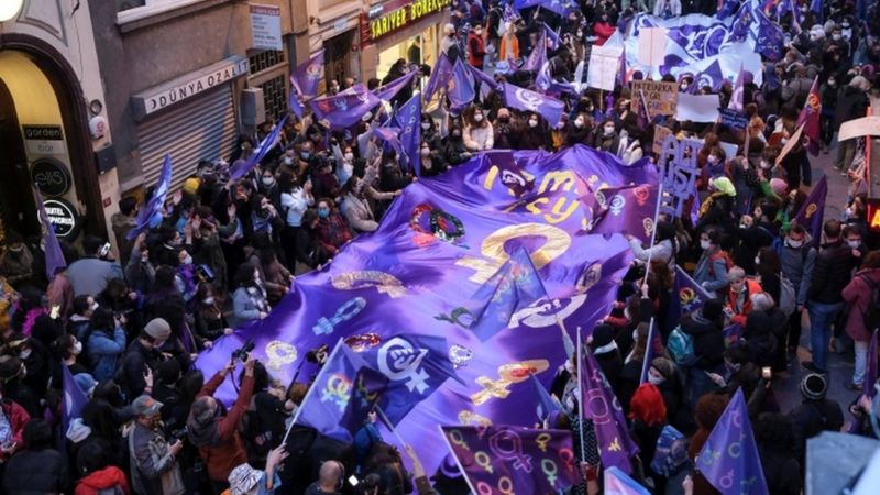 8 Mart Feminist Gece Yürüyüşü'ne katılan '18 kişi hakkında' gözaltı kararı