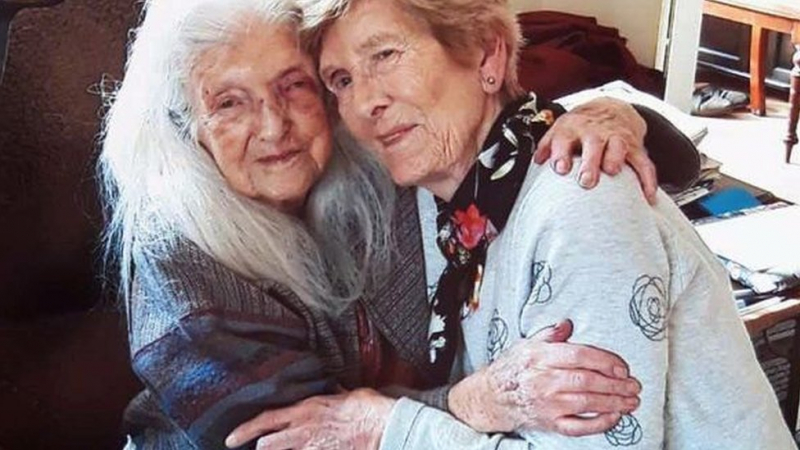 81 yaşındaki kadın 103 yaşındaki annesiyle ilk kez karşılaştı