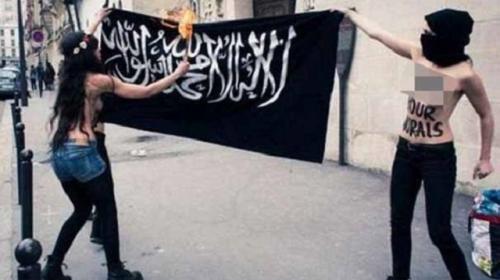 FEMEN kızları IŞİD bayrağını yaktı!
