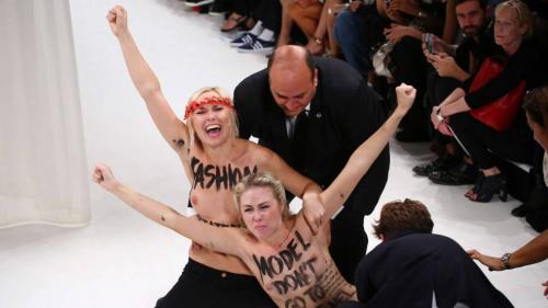 Femen üyelerinden defilede protesto!