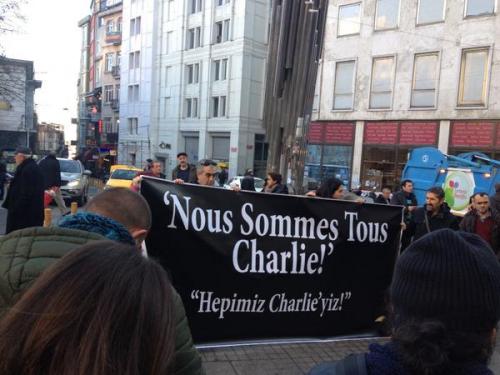 Charlie Hebdo'ya destek yürüyüşünde arbede!