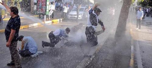 Van'da depremzede işçilere polis saldırısı!