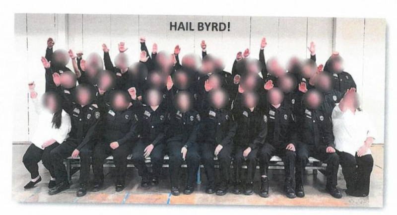 ABD'de cezaevi çalışanları 'Nazi selamı' fotoğrafı nedeniyle açığa alındı 