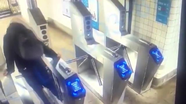 ABD’de metroya ücretsiz binmek isteyen bir kişi, turnikenin üstünden atlamaya çalıştığı esnada düşerek hayatını kaybetti