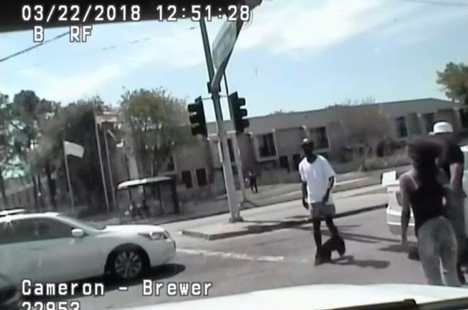 ABD'de polis pantolonu inik halde yürüyen siyah adamı öldürdü