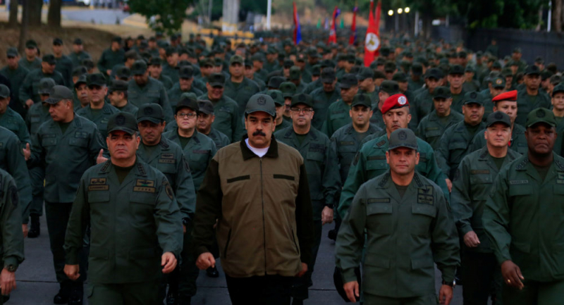 ABD'nin darbe girişiminde bulunduğu Venezuela'da Maduro askerlerle beraber yürüdü