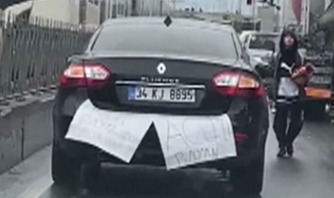 'Acemi bayan' yazısıyla İstanbul caddelerinde dolaşan sürücü, park halindeki araca çarptı