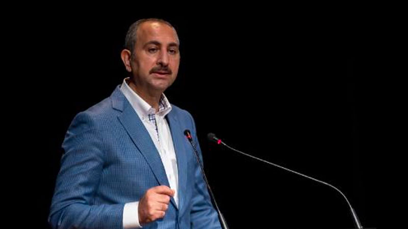 Adalet Bakanı Gül'den gençlere: Kimsenin sizin yaşam tarzınıza müdahale etmesine izin vermeyin, aklınızı kiraya vermeyin