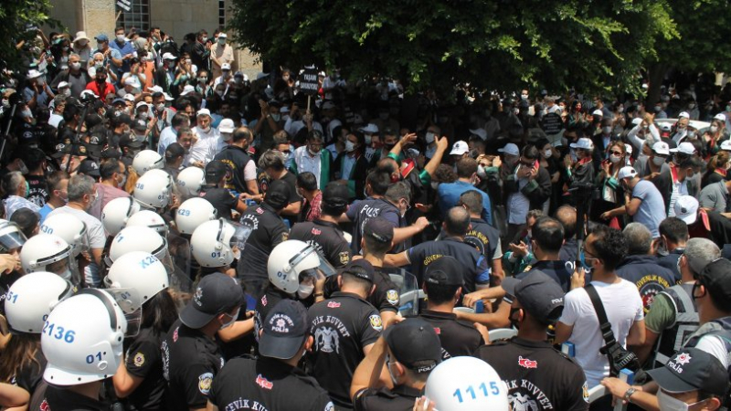 Adana Barosu'nun yapmak istediği eylemde avukatlarla polis arasında arbede