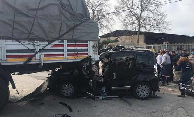 Adana'da bir araç TIR'a arkadan çarptı: 4’ü ağır 5 yaralı