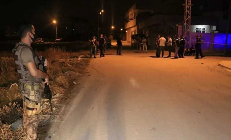 Adana'da bir eve el yapımı bomba atıldı