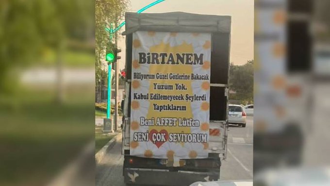 Adana'da bir kişi kamyonetinin arkasına astığı pankartla özür diledi