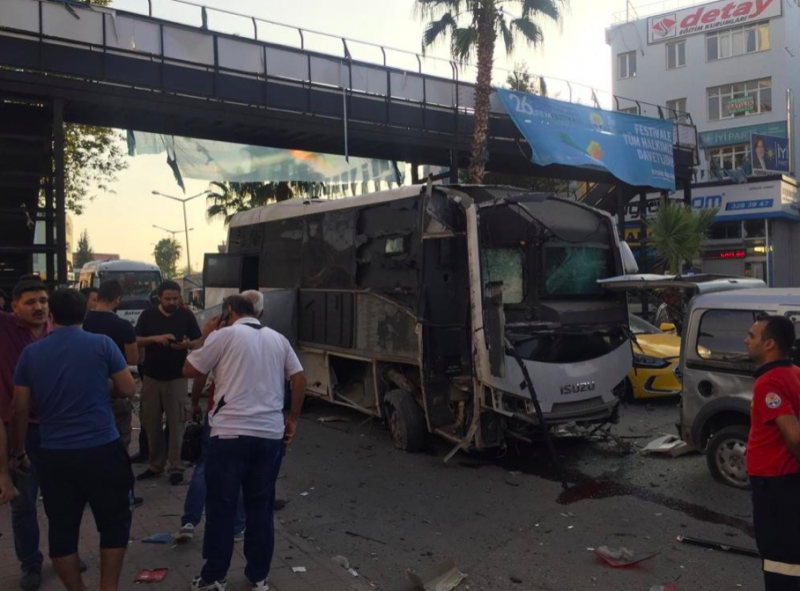 Adana'da çevik kuvvet aracına bombalı saldırı
