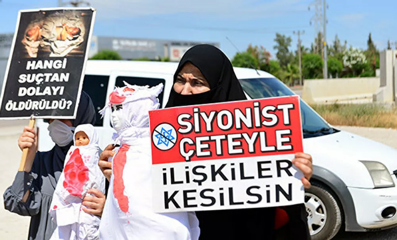 Adana’da 'kanlı oyuncak bebek' ile İsrail protestosu