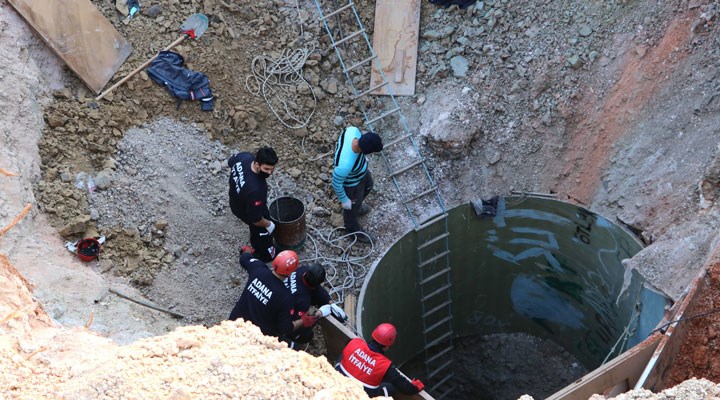 Adana’da kuyu çöktü: 2 işçi toprak altında