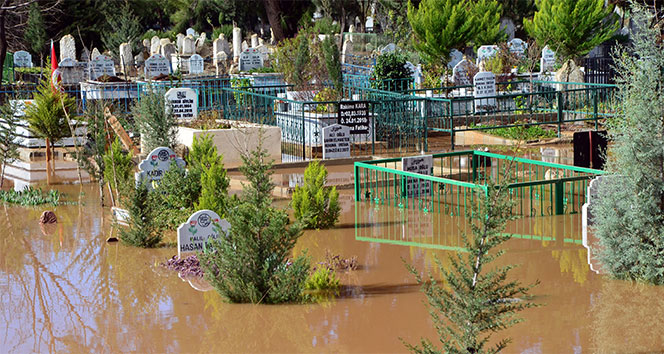 Adana'da mezarlıklar sular altında kaldı
