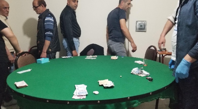 Adana'da mum ışığında kumar oynayanlara 100 bin lira ceza 