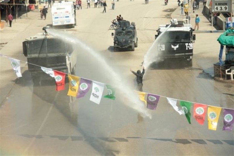 Adana'da Nevruz'a polis müdahalesi!