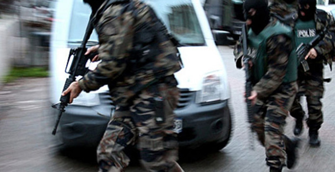 Adana'da sokak çetelerine operasyon