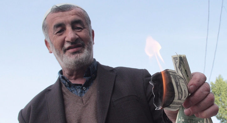 Adana'da sokak ortasında bir deste dolar yaktı