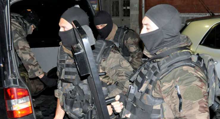 Adana'da sokaklarda silahlı, kar maskeli kişiler görüldü