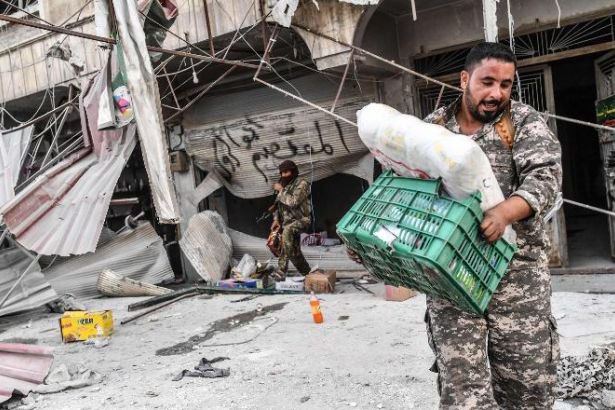 AFP: ÖSO Afrin'de dükkanları ve evleri yağmaladı