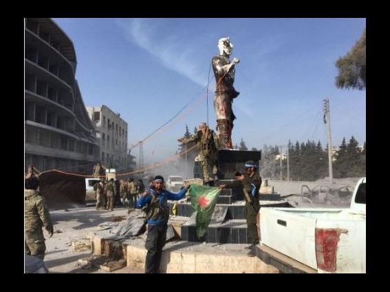 Afrin'e giren ÖSO  Demirci Kawa'nın heykelini yıktı