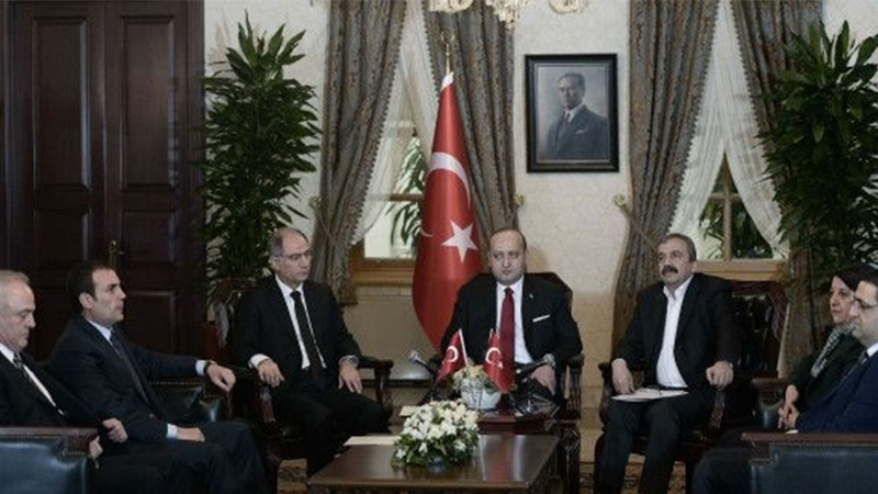 Ahmet Davutoğlu'nun bahsettiği 'Eski defterler' açılmaya başladı: Erdoğan, Dolmabahçe Mutabakatı’nda oturma yerlerini A4 kağıda çizmiş