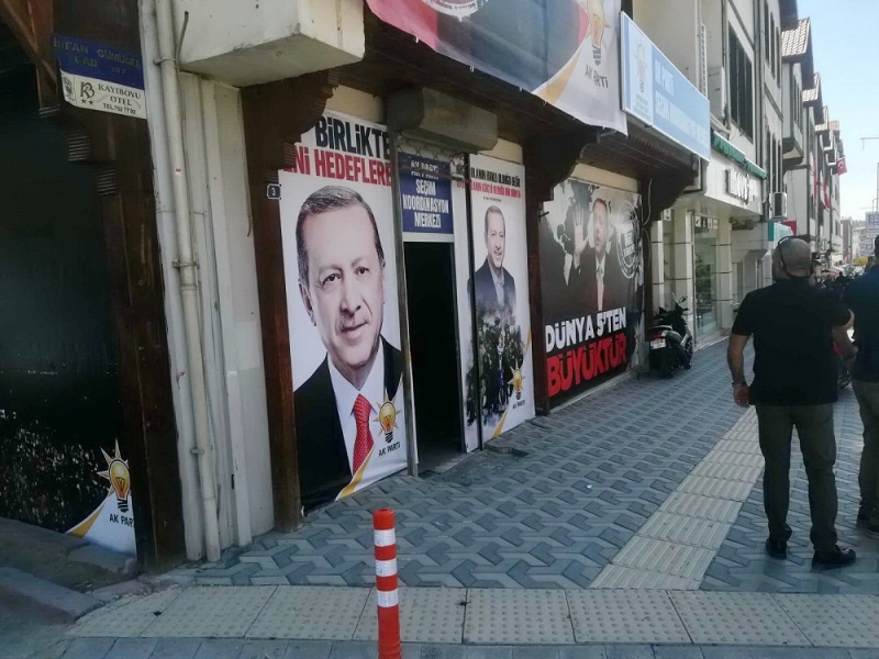 AK Parti seçim merkezi kurşunlandı
