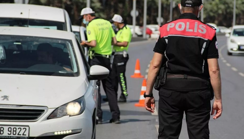 AK Partili Gül Yılmaz'dan polise: 'Şerefsize bak, senin adın ne?' 