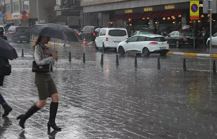 AKOM: İstanbul serin ve yağışlı havanın etkisi altına girebilir