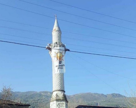AKP ilçe başkanı: Minareye bayrağı biz değil bir vatandaş astı, müdahale ettik