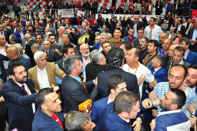 AKP kongresinde gerginlik... Çevik Kuvvet salona girdi