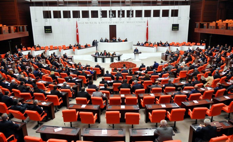 AKP MHP ittifakı bitince AKP mecliste oy çokluğuyla kaybetti!