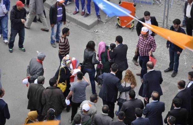 AKP mitinginde zafer işareti yapan kadın darp edildi!