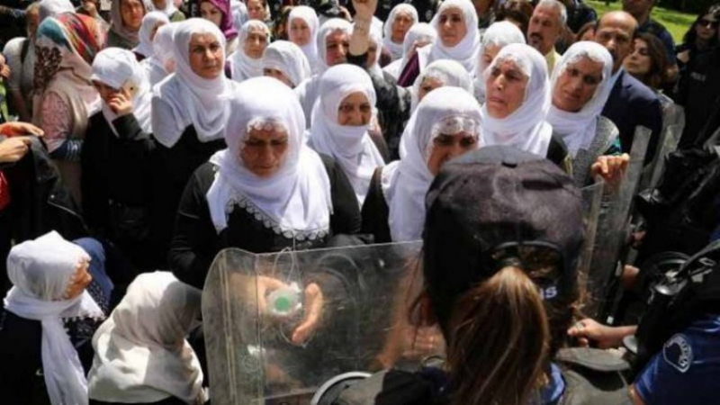 AKP önünde oturma eylemi yapan anneler gözaltına alındı