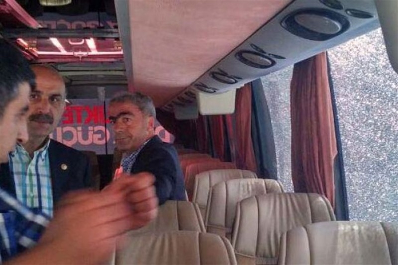 AKP otobüsüne silahlı saldırı!