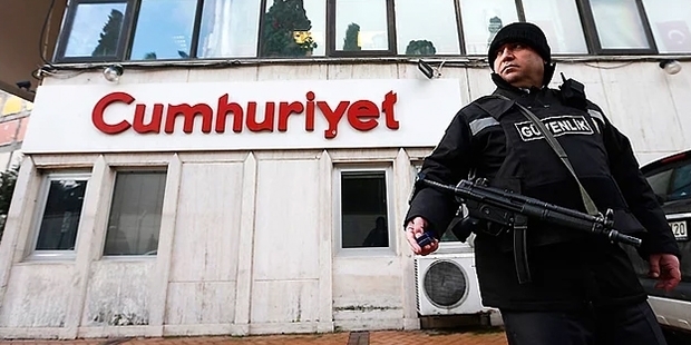 AKP'li yazar: Cumhuriyet 'FETÖ'cü değil, hasımlara malzeme verdik!