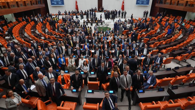 AKP'nin köpek katliamı yasa haline geldi, diğer partiler AKP'nin işleyeceği cinayetlere ortak olmayacağını açıkladı