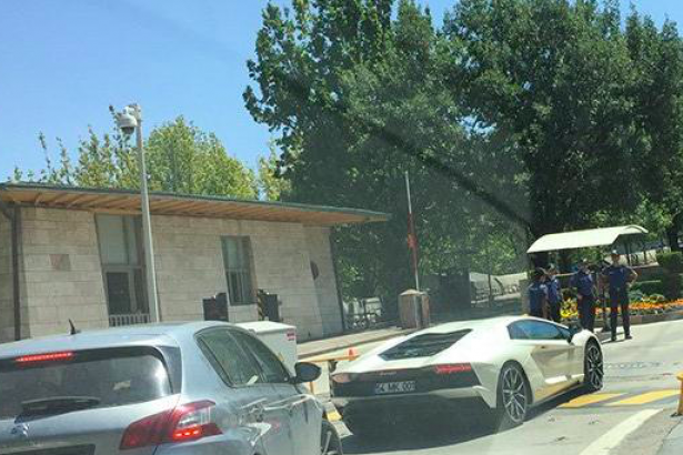 AKP'nin yeni vekili Meclis'e Lamborghini marka aracıyla geldi